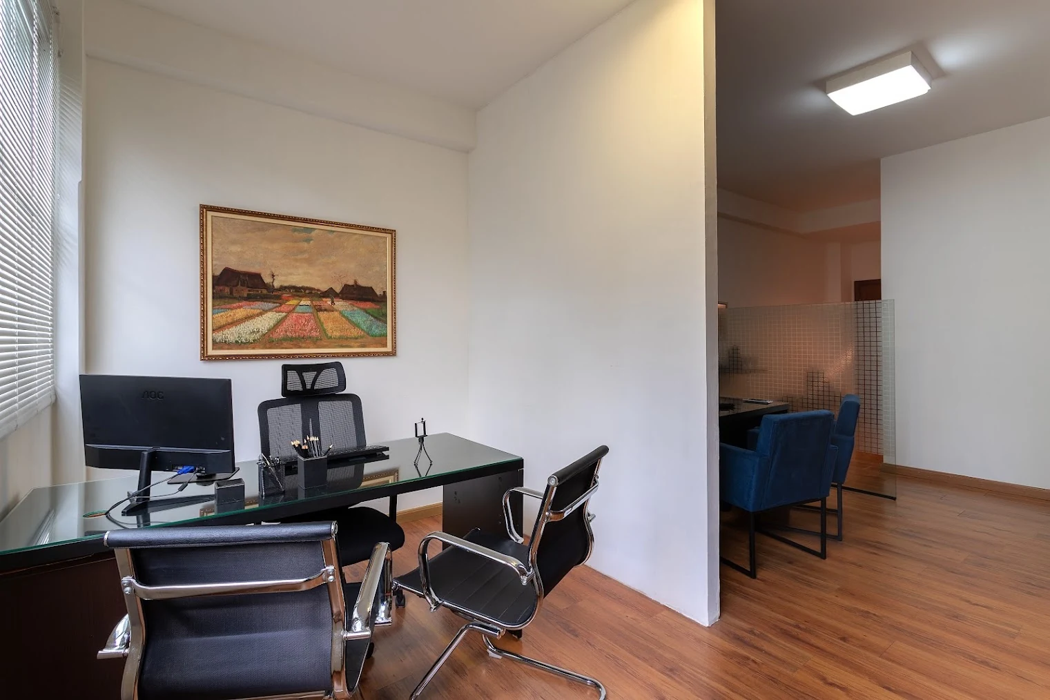 Ambiente de atendimento e sala de reunião do escritório.